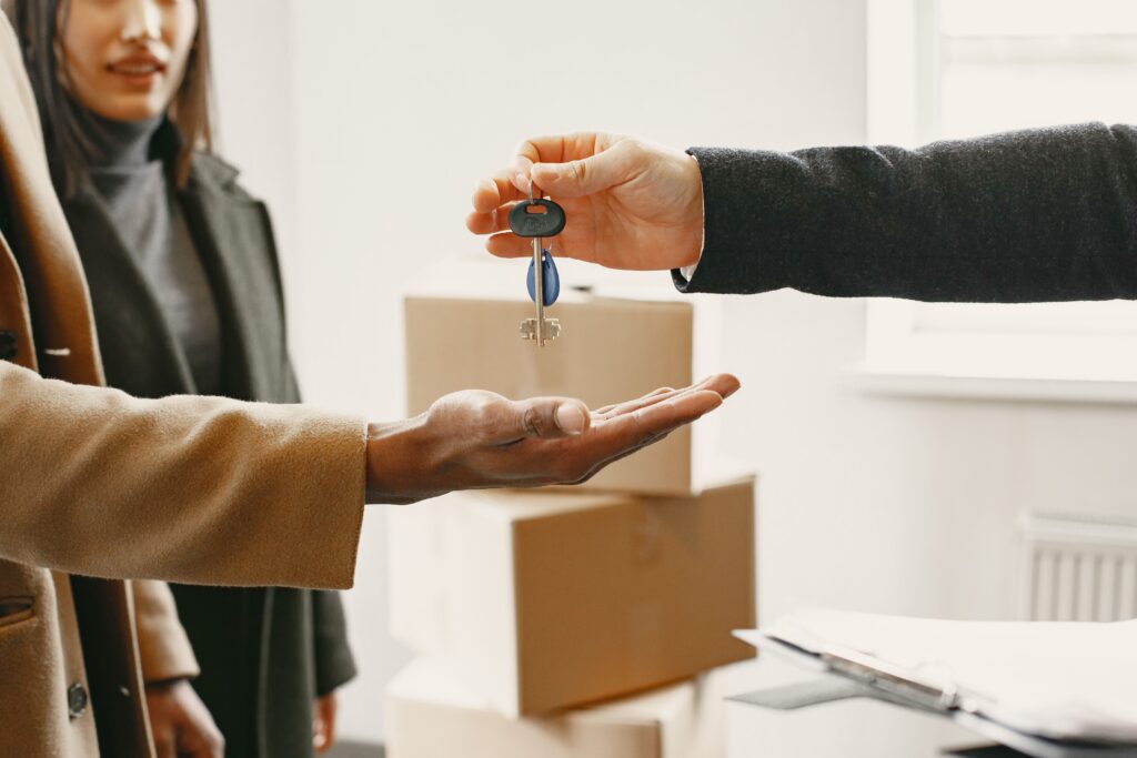 someone getting the keys of a house